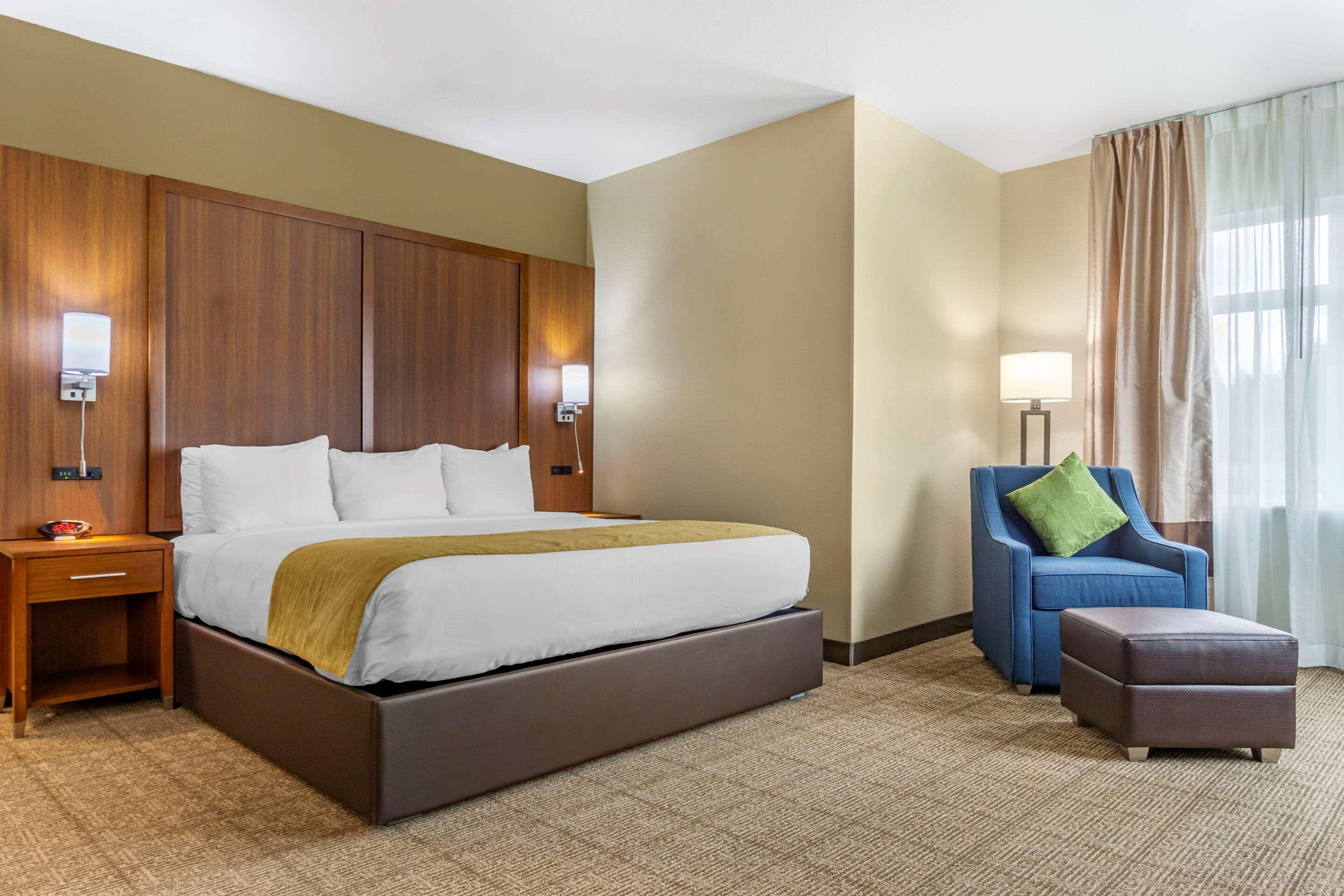 Comfort Inn & Suites Lakewood By Jblm エクステリア 写真