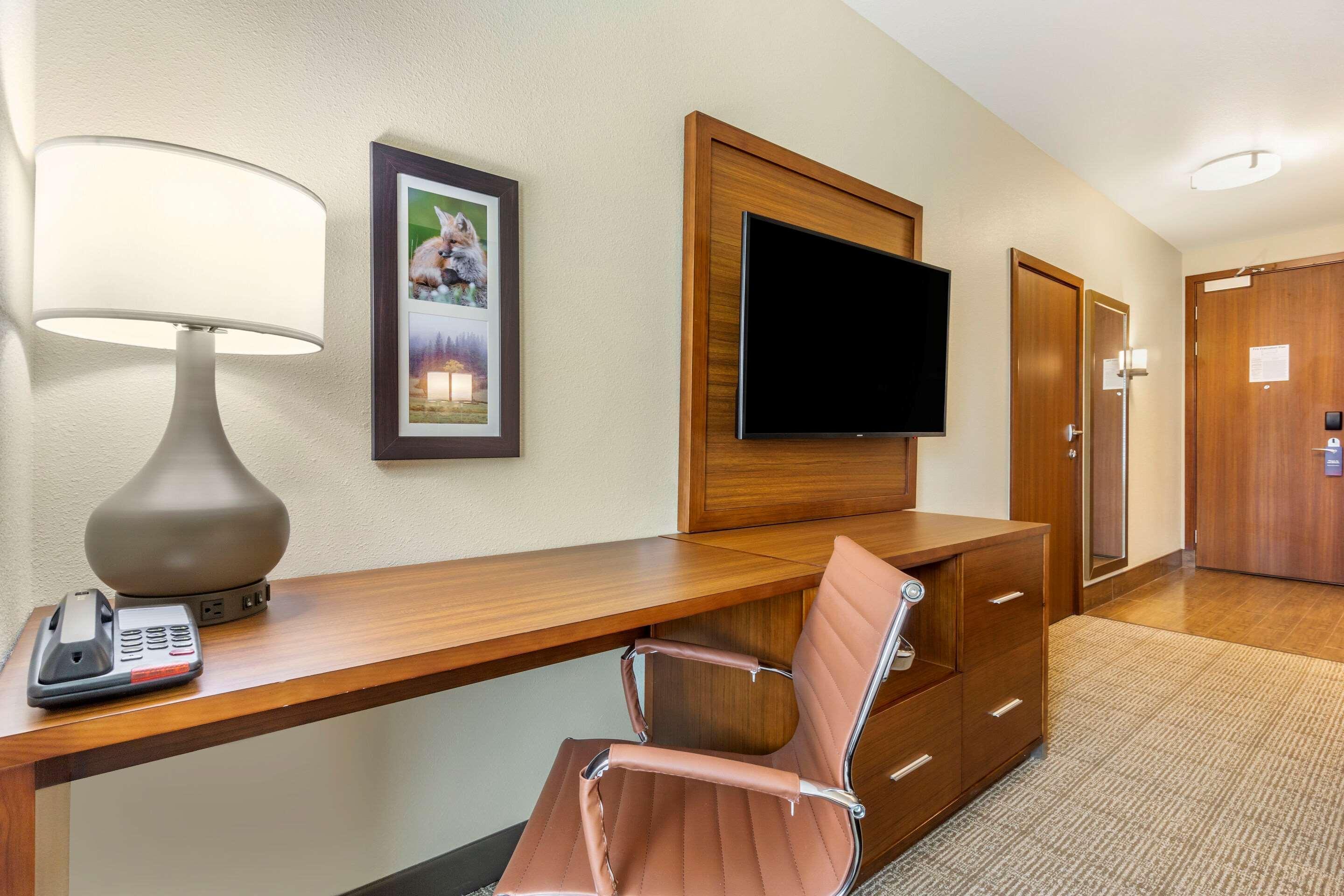 Comfort Inn & Suites Lakewood By Jblm エクステリア 写真